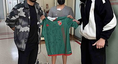 Karşıyakalı oyunculardan lösemi hastası taraftara duygulandıran ziyaret