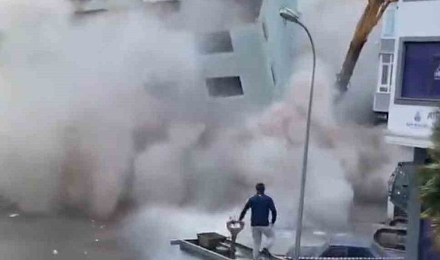 Kartal'da bir bina yıkım esnasında çöktü