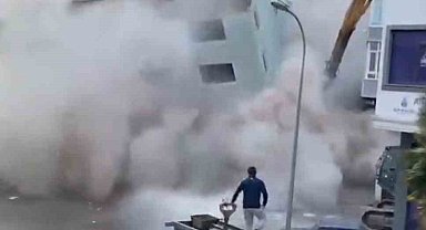 Kartal'da bir bina yıkım esnasında çöktü