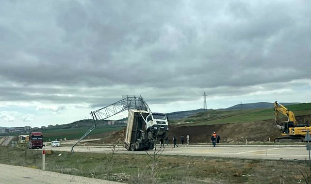 Kasası yön tabelasına takılan kamyon şaha kalktı