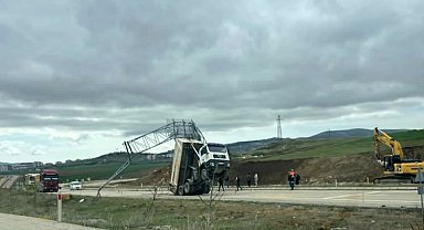 Kasası yön tabelasına takılan kamyon şaha kalktı