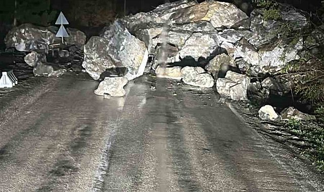 Kastamonu-Cide karayolunda heyelan meydana geldi