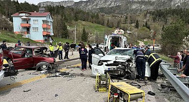 Kastamonu'da 2 otomobil çarpıştı: İlk belirlemelere göre 3 kişi öldü, 4 kişi yaralandı