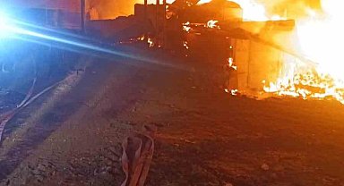 Kastamonu'da alevlere teslim olan ev küle döndü