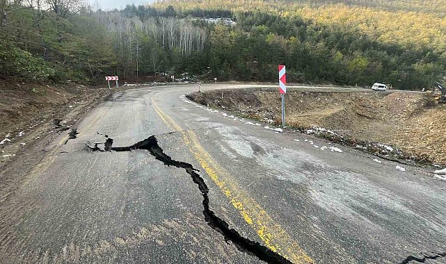 Kastamonu'da heyelan sebebiyle yol çöktü