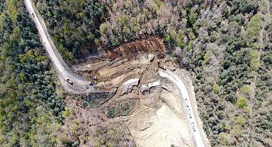 Kastamonu'da heyelanda çöken yoldaki çalışmalar sürüyor