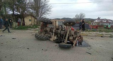 Kastamonu'da traktör ile beton taşıyan tır çarpıştı: 2 yaralı