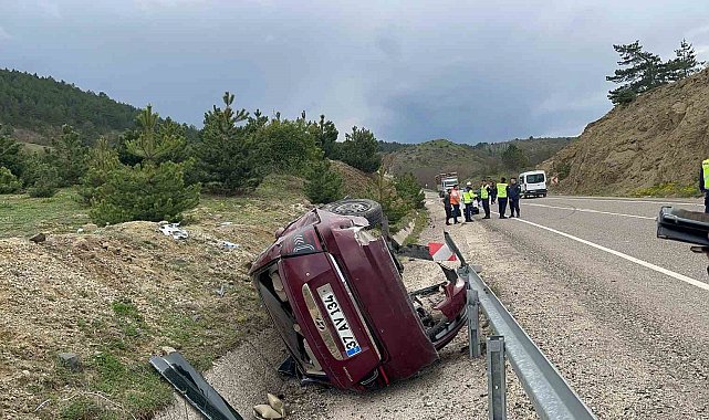 Kastamonu'da virajı alamayan otomobil şarampole devrildi: 3 yaralı