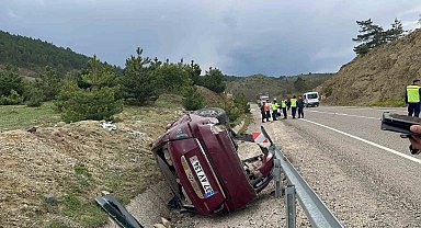 Kastamonu'da virajı alamayan otomobil şarampole devrildi: 3 yaralı