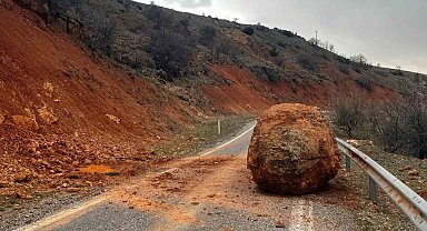 Kaya parçasının düştüğü yol ekipler tarafından temizlendi