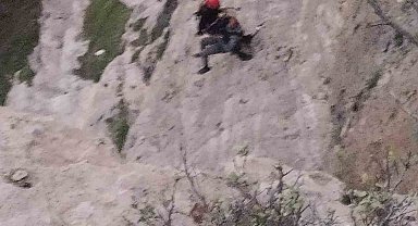 Kayalıklarda mahsur kalan çoban 3 saatlik çalışmayla kurtarıldı