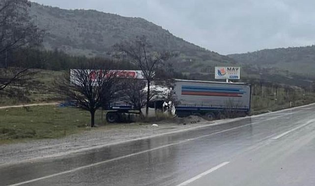 Kayarak kontrolden çıkan tırın sürücüsü yaralandı