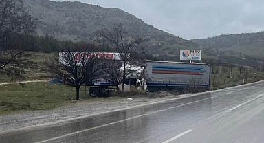 Kayarak kontrolden çıkan tırın sürücüsü yaralandı