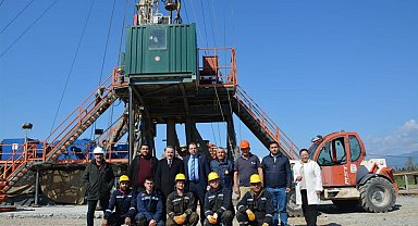 Kaymakam Odabaş, MTA tarafından yürütülen derin sondaj çalışmalarını yerinde inceledi