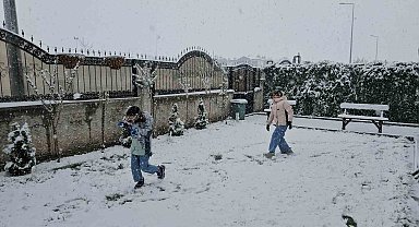 Kayseri'de lapa lapa kar yağdı