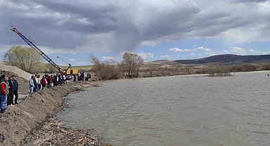 Kayseri'de nehre düşen şahıs aranıyor