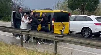 Kaza sonrası sürücülerin tekme tokat kavgası kamerada