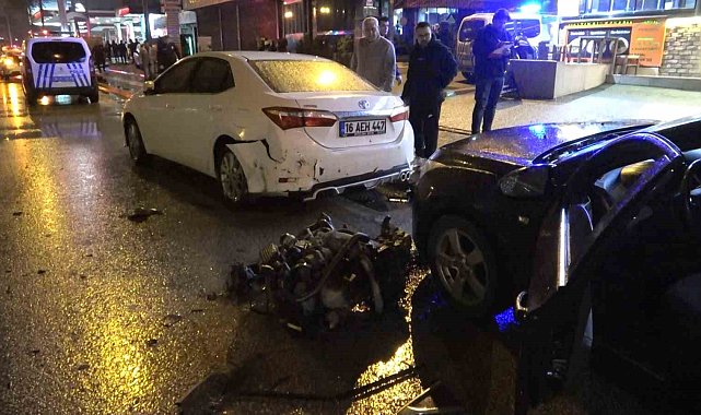 Kazada güvenlik önlemi alan polise kamyonet çarptı
