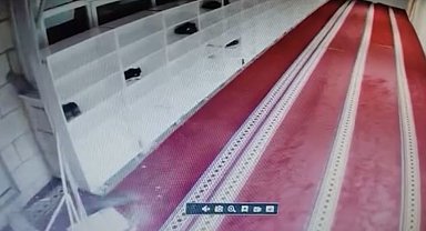 Kedinin caminin asma tavanını yıkarak aşağı düştüğü anlar kamerada