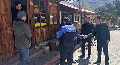 Kemaliye'de polis ekipleri vatandaşlar için sahada