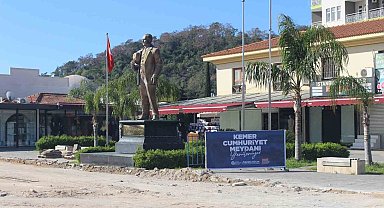 Kemer Cumhuriyet Meydanı turizm sezonuna hazırlanıyor