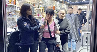Kendisine yardımcı olmak isteyen polisi itip, "Köpek gibi bekliyorlar" diye şikayet etti