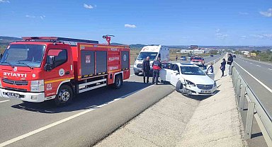 Keşan'da iki otomobil çarpıştı: 5 kişi yaralandı