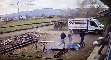 Kesmek istedikleri varil patlayınca neye uğradıklarını şaşırdılar: Patlama anı kamerada