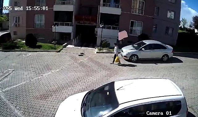 Kılpayı kurtuldu: Çatından düşen fayans az kalsın çocuğun kafasına çarpıyordu