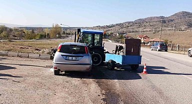 Kırıkkale'de otomobil ile traktör çarpıştı: 3 jandarma yaralı
