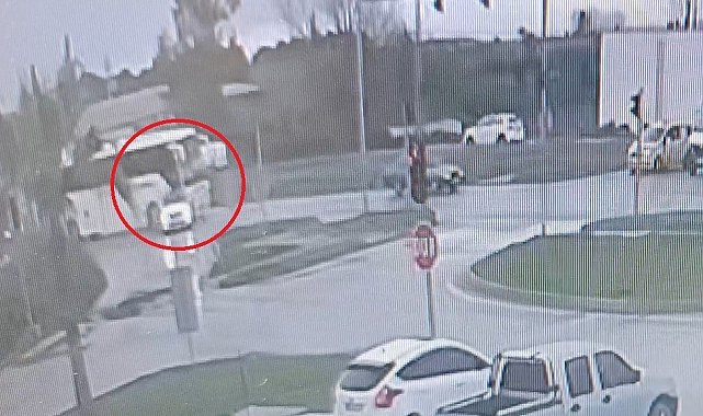 Kırmızı ışıkta durmak için yavaşlayan otomobile yolcu otobüsü çarptı