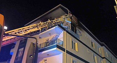 Kırşehir'de 4 katlı binada yangın paniği... 3 kişi dumandan etkilendi