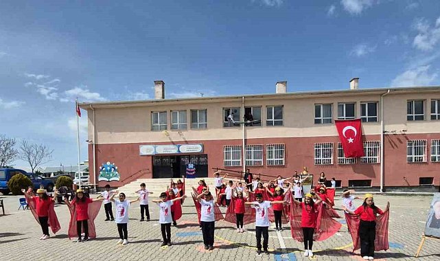 Kırşehirli öğrenciler, vefat eden sanatçıları andı