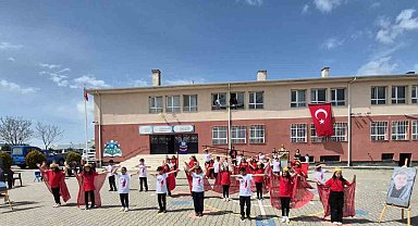 Kırşehirli öğrenciler, vefat eden sanatçıları andı