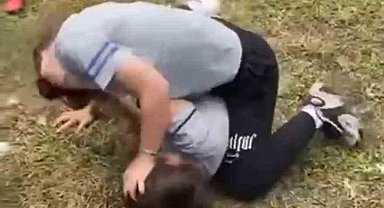 Kız öğrenciler saç saça kavga etti: O anlar kamerada