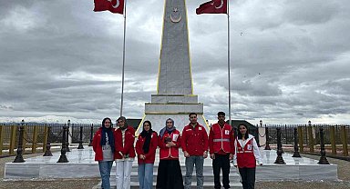 Kızılay gönüllülerinden şehitliğe ziyaret