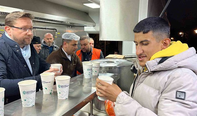 Kocaeli Büyükşehir Belediyesi "Hızır 41" ekipleri Küçükçekmece'deki vatandaşlara çorba dağıttı