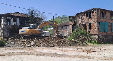 Kocaeli Gölcük'te riskli yapılar tek tek yıkılıyor