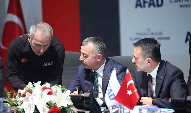 Kocaeli Valisi Aktaş: "Panikleyen 23 kişi yüksekten atlayarak yaralandı"