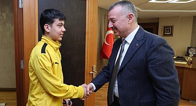 Kocaelisporlu Efe'den Başkan Büyükakın'a ziyaret