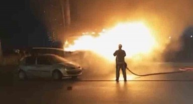 Kokoreç aracı alevlere teslim oldu