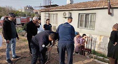 Koluna inşaat demiri saplanan çocuğa itfaiye ekiplerinden kritik müdahale