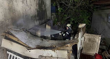 Kömürlükte çıkan yangın itfaiyeyi harekete geçirdi