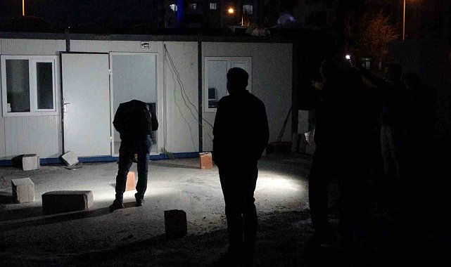 Konteyner içerisinde yaralandığını söyledi, boş kovanlar konteyner dışında bulundu