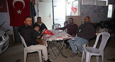 Konteyner kente kavga ihbarına gelen polisler pasta ve bayraklarla karşılandı