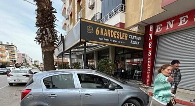 Kontrolden çıkan araç kafeye daldı: O anlar kameraya yansıdı