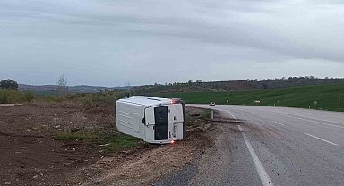 Kontrolden çıkan minibüs devrildi: 2 yaralı