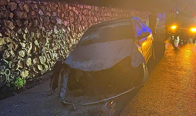 Kontrolden çıkan otomobil bariyere çarptı: 3 kişi yaralandı
