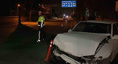 Kontrolden çıkan otomobil beton duvara çarptı: 1 yaralı