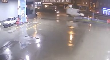 Kontrolden çıkan otomobil duvara çarptı, o anlar kamerada
